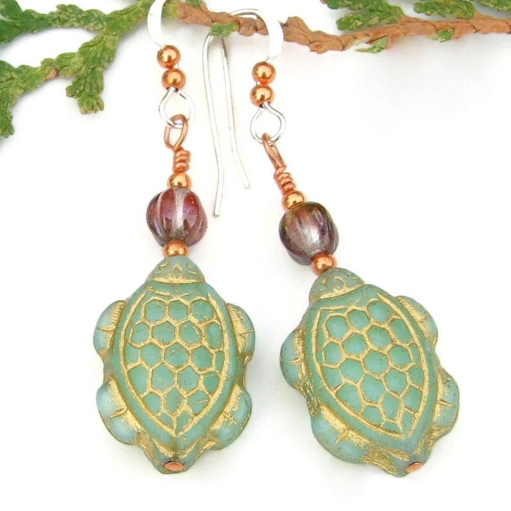 ShadowDogDesign's tweet photo. New! Celadon green & gold sea #turtle #earrings w/ purple Czech glass melon bead accents! via @ShadowDogDesign #SeaTurtles #TurtleLover #ChristmasGift #TurtleEarrings https://t.co/e5kWy71Wa2 https://t.co/VaLCl38JlW