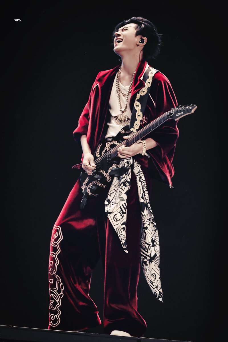 he looks so hot and evil in this pic