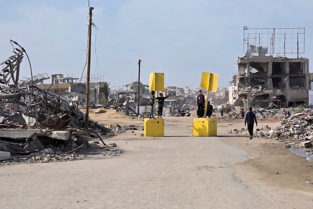 AbujomaaGaza's tweet photo. Israeli occupation forces move the Yellow Line to the depth of the Gaza cities.. https://t.co/siJtg3I8tq