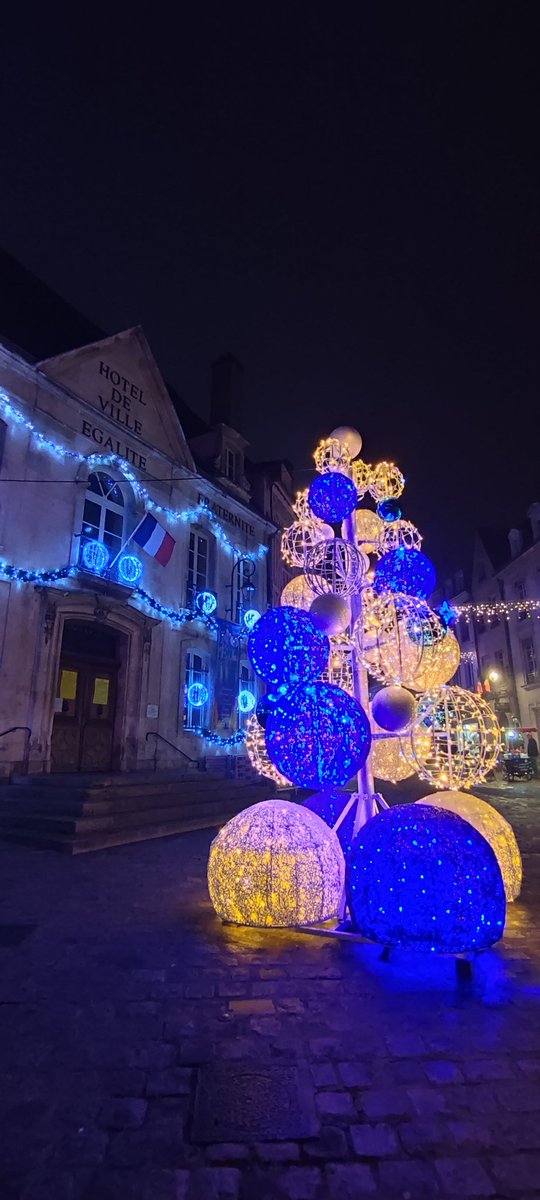 #Auxerre en habits de lumières 
#JoyeusesFetes et #BonNoel
#Noel 🎄🤶🎍