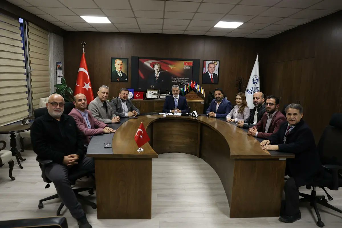 HGC Yönetimi olarak, Hatay Büyükşehir Belediye Başkanı Sayın Mehmet Öntürk’ü ziyaret ettik. Ziyarette kentimizin yeniden yapılanma süreci, altyapı çalışmaları ve sosyal projelere dair kapsamlı görüşme fırsatı bulduk.