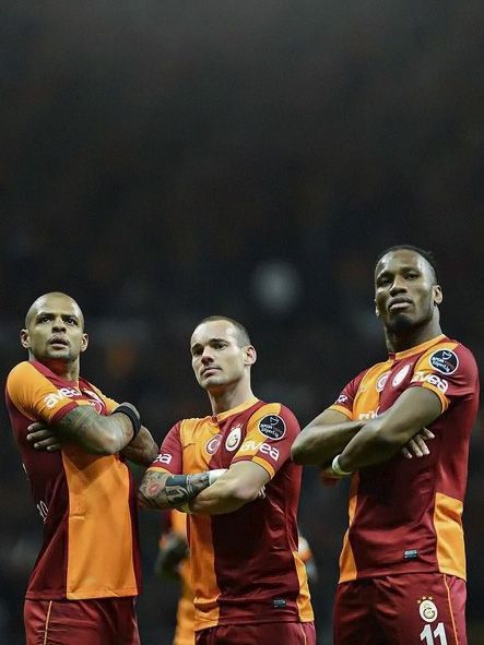 Galatasaray'ın gerçek efsaneleri ektedir yıllık 10 milyon alıp boş kaleye gol atan değildir 😍

#ANTvGS
Antalyaspor - Galatasaray