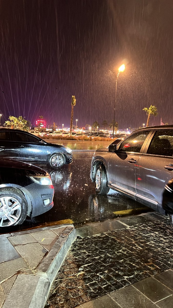 lfahn7's tweet image. الخبر وقت المطر 
غير
غير