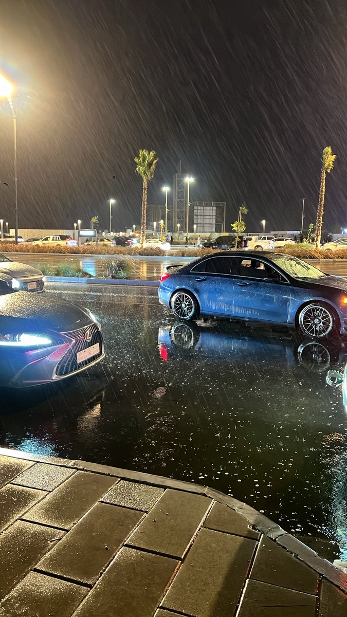 lfahn7's tweet image. الخبر وقت المطر 
غير
غير