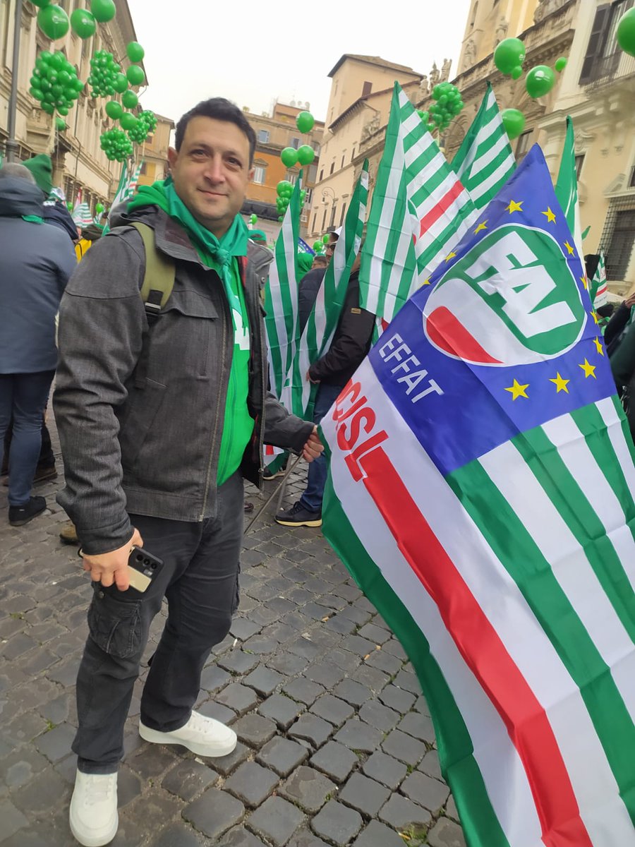 FaiLaghi's tweet photo. 📢FAI dei Laghi presente a #Roma in #PiazzaSantiApostoli alla manifestazione nazionale della #Cisl "Dalla Manovra al Patto: la Forza del Dialogo Sociale"

#CamminoDellaResponsabilità #CiVuoleUnPatto #13dicembre https://t.co/1vio45fmFT