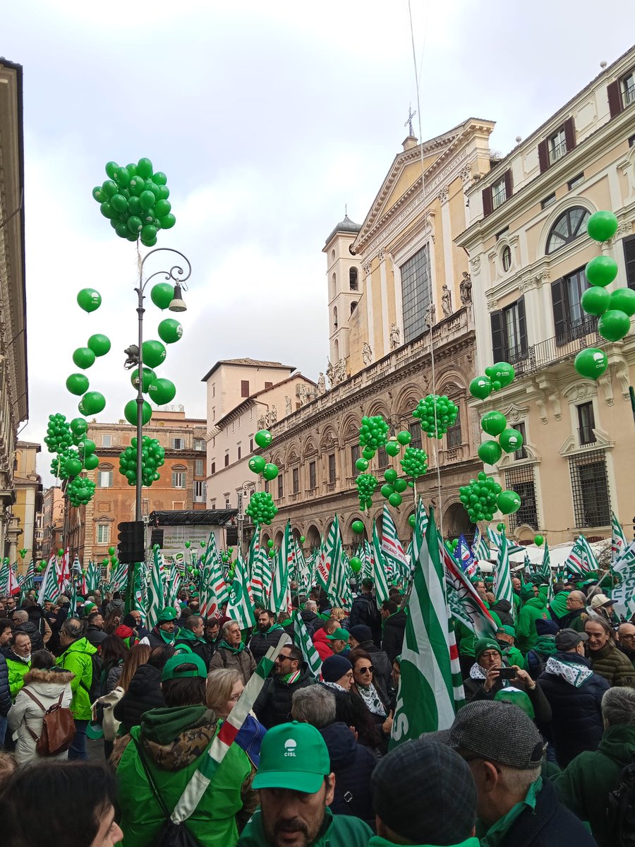 FaiLaghi's tweet photo. 📢FAI dei Laghi presente a #Roma in #PiazzaSantiApostoli alla manifestazione nazionale della #Cisl "Dalla Manovra al Patto: la Forza del Dialogo Sociale"

#CamminoDellaResponsabilità #CiVuoleUnPatto #13dicembre https://t.co/1vio45fmFT