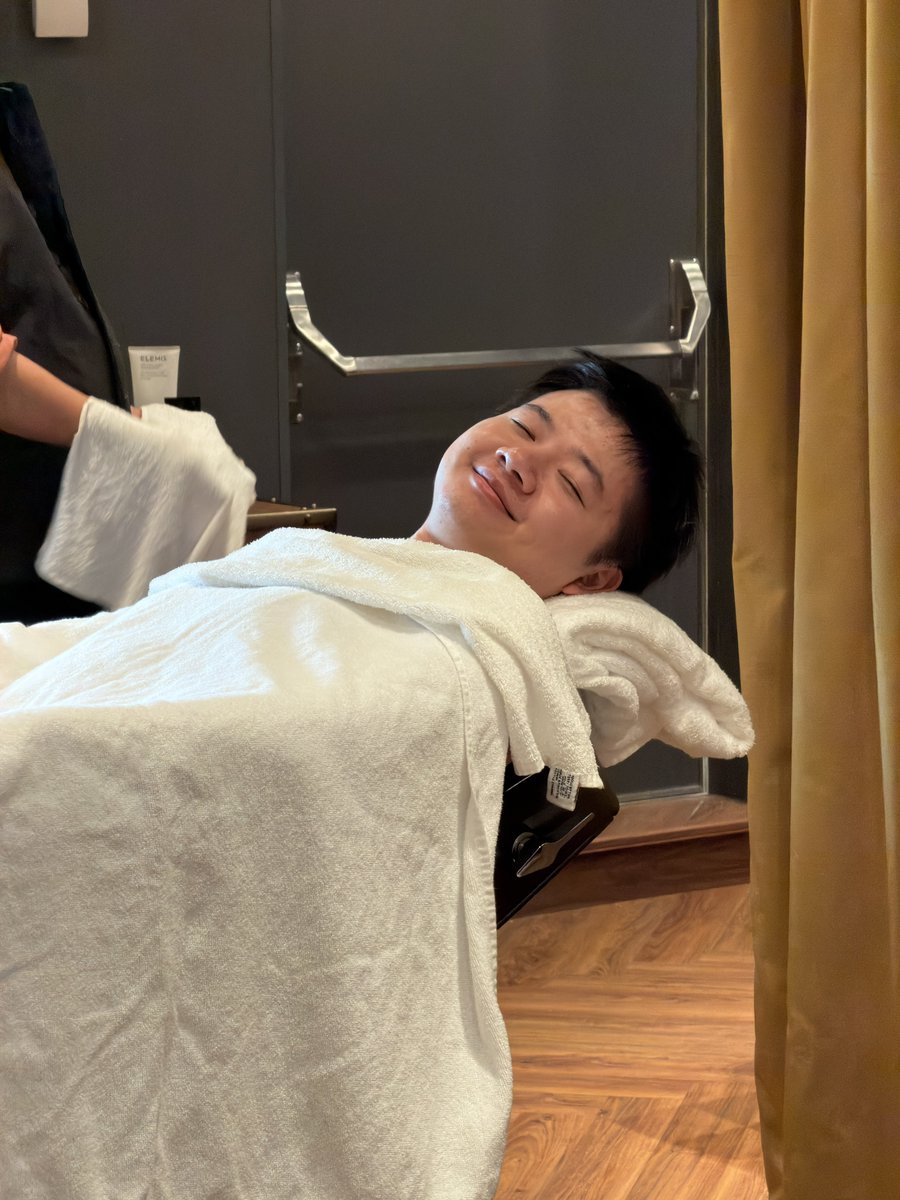 邪恶小伍说我订的2万的房间“还可以”

以后不宠他了！😡