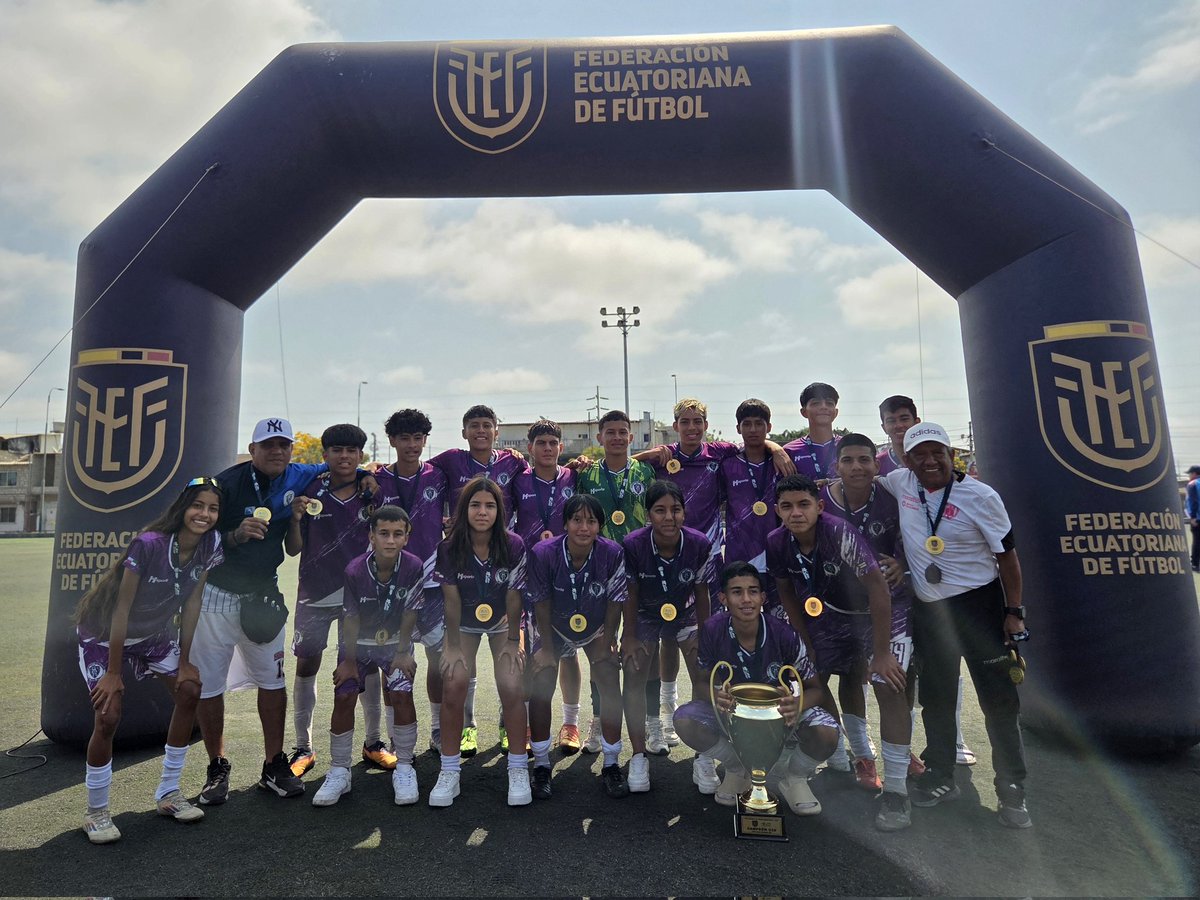 lnfa_fef's tweet photo. ⚽️🇪🇨 ¡IDV PAUCAR ES EL CAMPEÓN! 👏🏻 

📍 El club obtuvo el campeonato de la Liga Nacional de Fútbol Menor Mixto U15. 

#Amateur https://t.co/bBi4IJnJl1