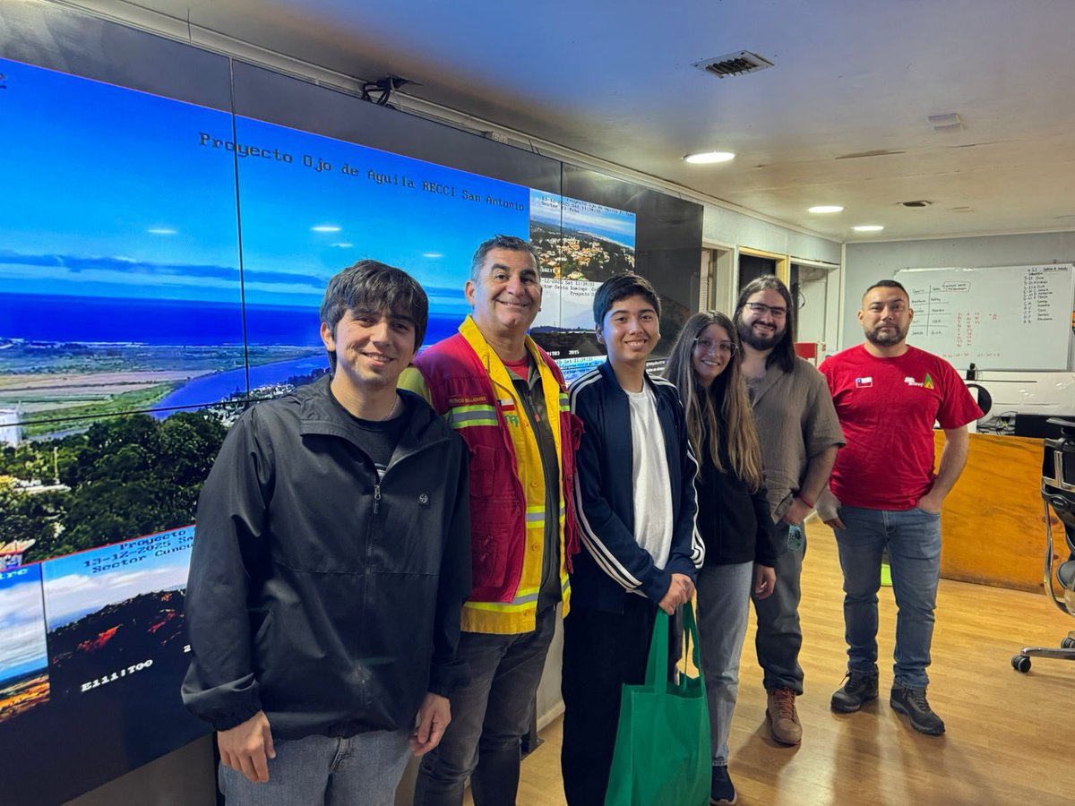 conaf_valpa's tweet photo. [1/2] Nuestra central de coordinación regional Palma 1, en #Rodelillo, recibió a un invitado muy especial, Alonso Villarroel Muñoz, joven oriundo del cerro San Juan de Dios que tenía el anhelo de conocer el funcionamiento de las operaciones de combate de #IncendiosForestales
🧵 https://t.co/bD1MAEbqzt