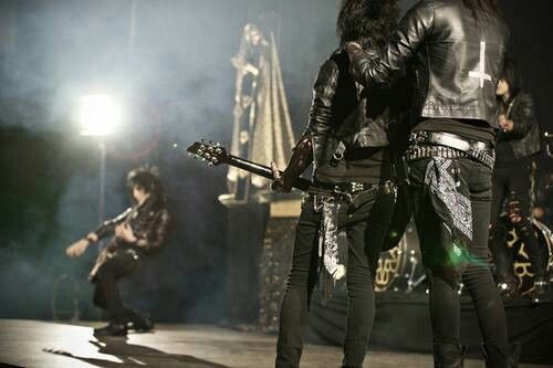 acerv0bvb's tweet image. Andy muito assustado preocupado alarmado se escondendo do solo de guitarra insano que o Jake (presume-se que é o jake pq a foto tá em 3 pixels) tava mandando 
~🐺