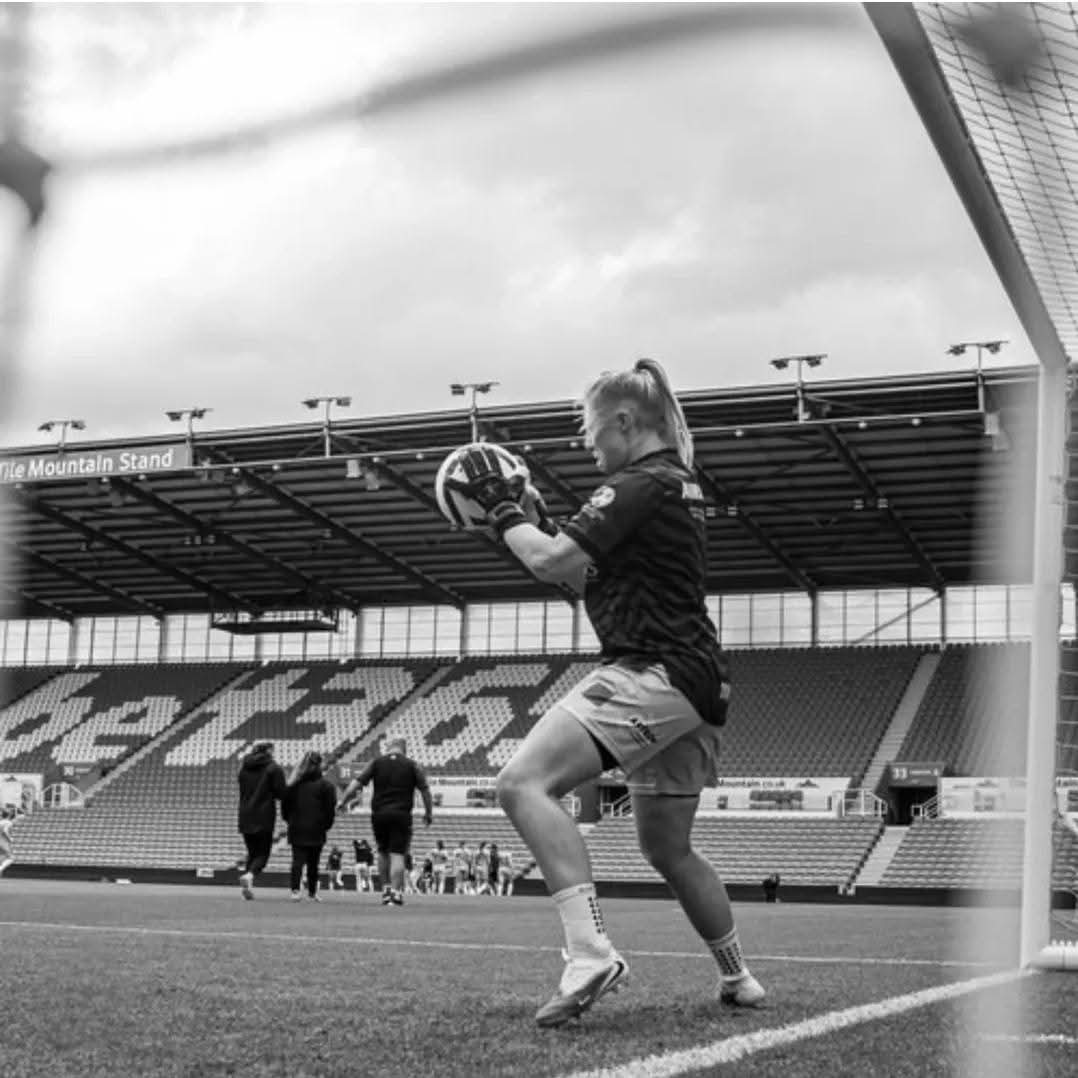 #HCLFCAdvent 1️⃣3️⃣ 

Yeah She Can 👷‍♀️🧱

Playing between the sticks, Bob is a valuable asset to the Tigresses and the GK Union here at Hull City Ladies 🐯 

Penalty stops, big saves &amp; 100% committed each week 🧤

Thank you to DRKM Consultants for their continued loyal support 🙌🏻