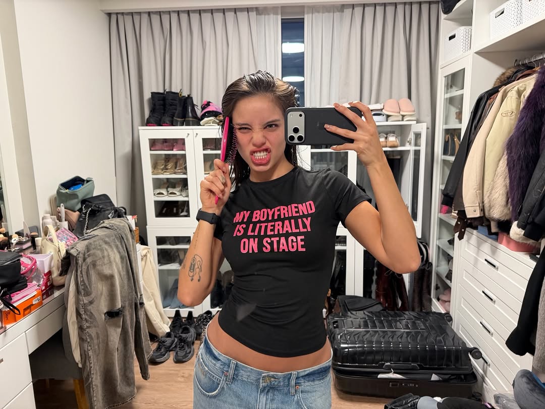 EmiMernesCol's tweet image. Muy boyfriend is literally on stage 🫦

#emiliamernes