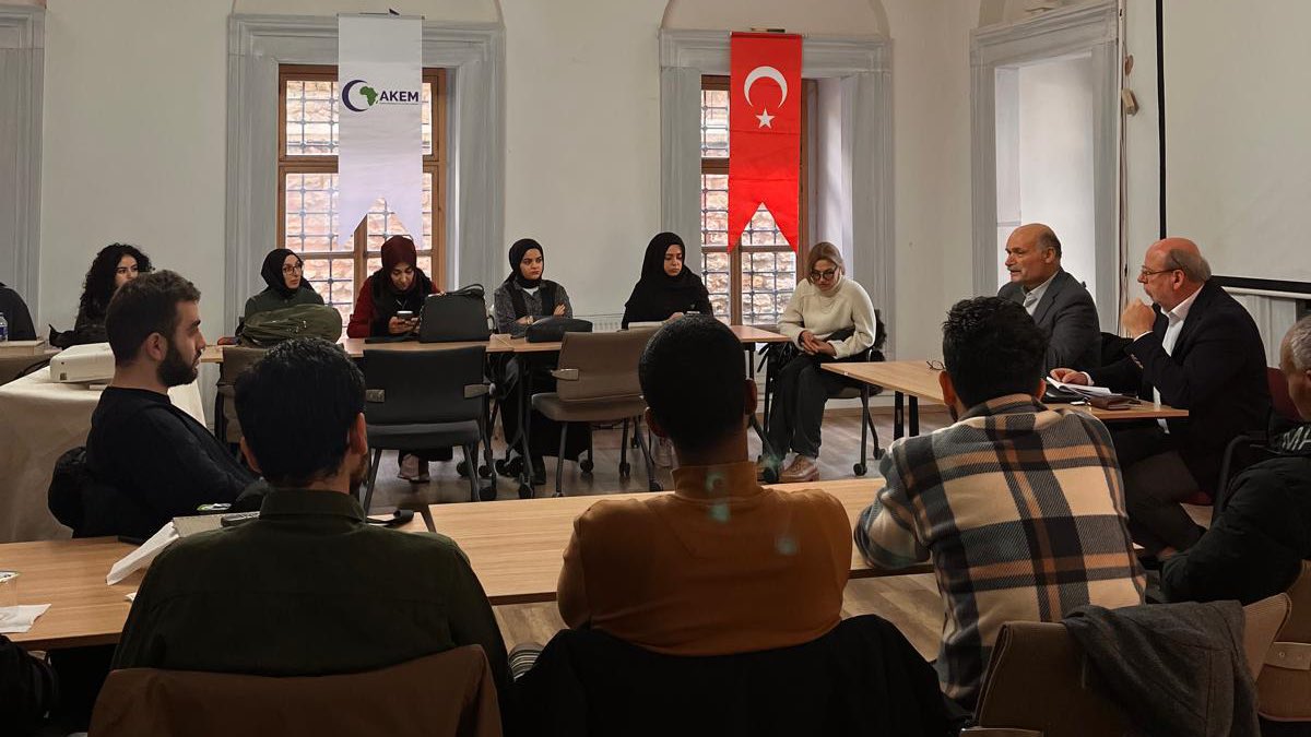 İstanbul Üniversitesi Afrika Çalışmaları Uygulama ve Araştırma Merkezi koordinasyonunda yürütülen sertifika programımızın ilk oturumu gerçekleştirilmiştir. 
Dört hafta sürecek olan program kapsamında alanlarında yetkin, çoğunluğu Afrikalı uzmanlarımız tarafından ele alınacaktır.