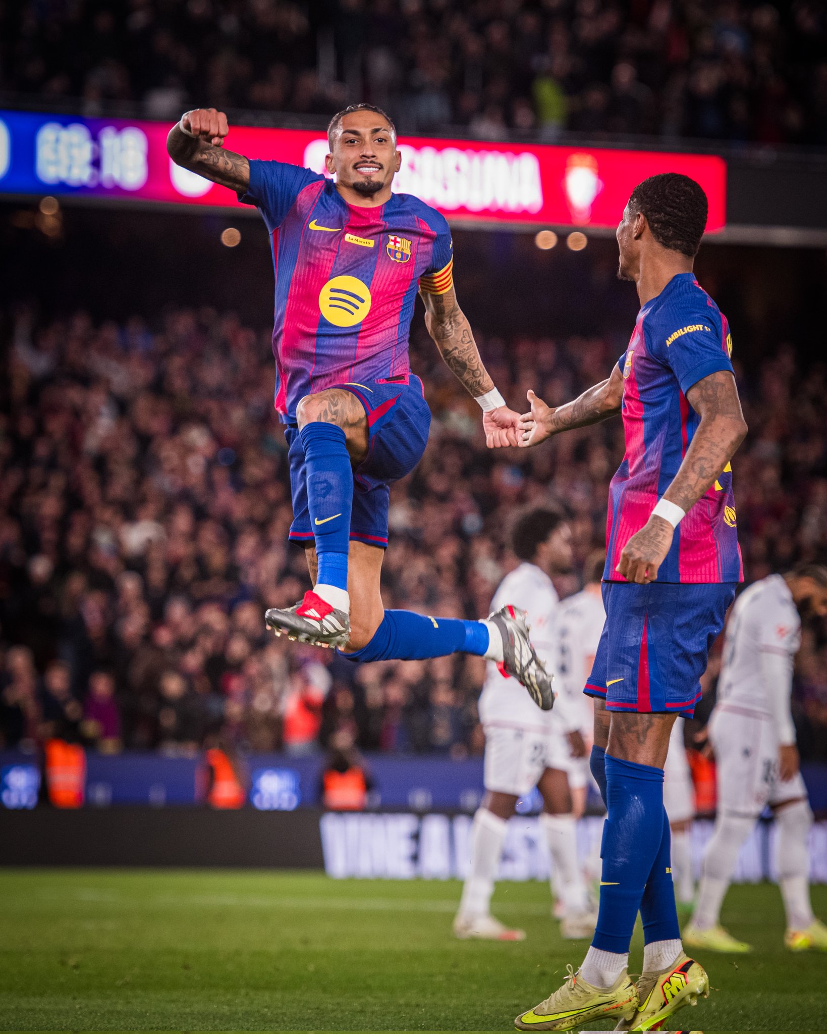 برشلونة يعزز صدارته للدوري الإسباني بفوزه 2-0 على أوساسونا، بفضل هدفي رافينيا في الدقيقتين 70 و86، ليرتفع رصيد الفريق إلى 43 نقطة ويبتعد بسبع نقاط عن ريال مدريد الثاني. #برشلونة 