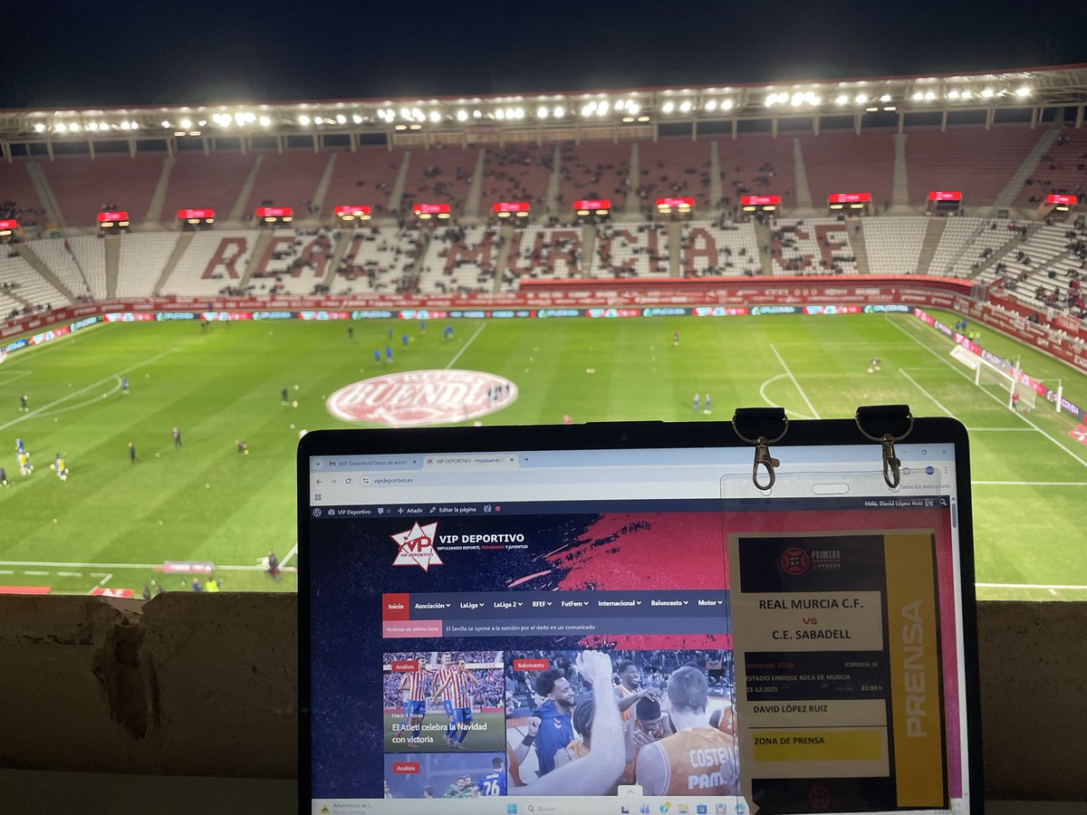 🏟️ Nuestro compañero 
<a href="/Daviidlpzzz/">David López</a> se encuentra de corresponsal de #VIPDeportivo en el Enrique Roca.

Real Murcia y Sabadell disputan la decimosexta jornada del grupo 2 de #PrimeraRFEF donde el 3º puesto está en juego.

🧑‍💻 ¡¡Sigue este partido con nosotros!!