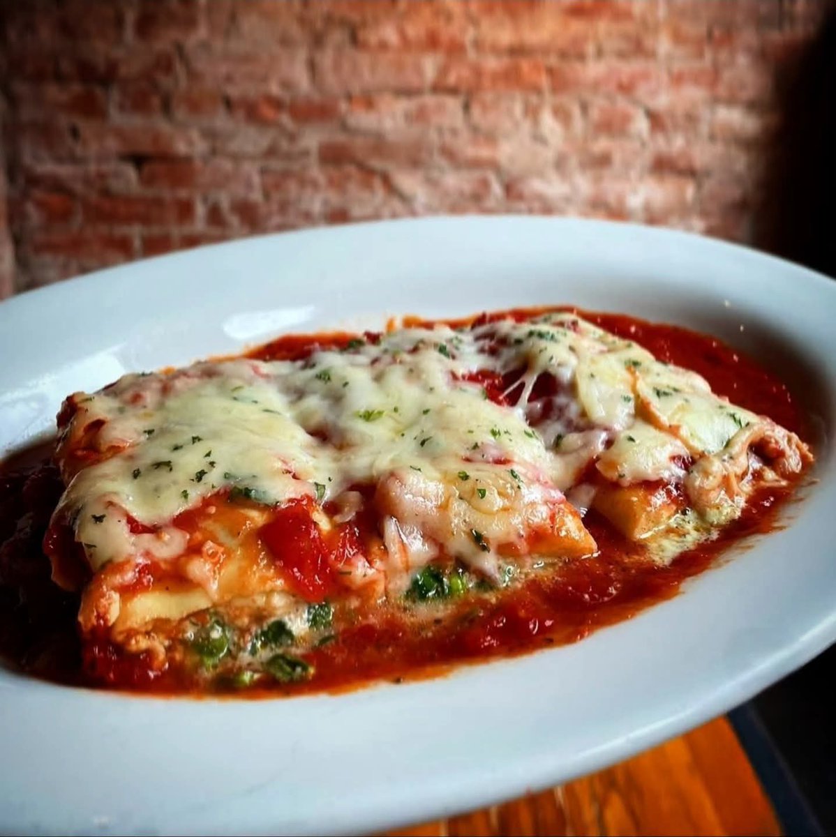 Winter Spinach Manicotti with 48 different cheeses - Weekend Dinner Pasta Special. Rispetto la salsa.
#TripleD #DDD #WoodFiredPizza #NeapolitanPizza #OKC #Pizza #FoodTruck #ItalianFood #Pasta #OKCFoodie #Manicotti