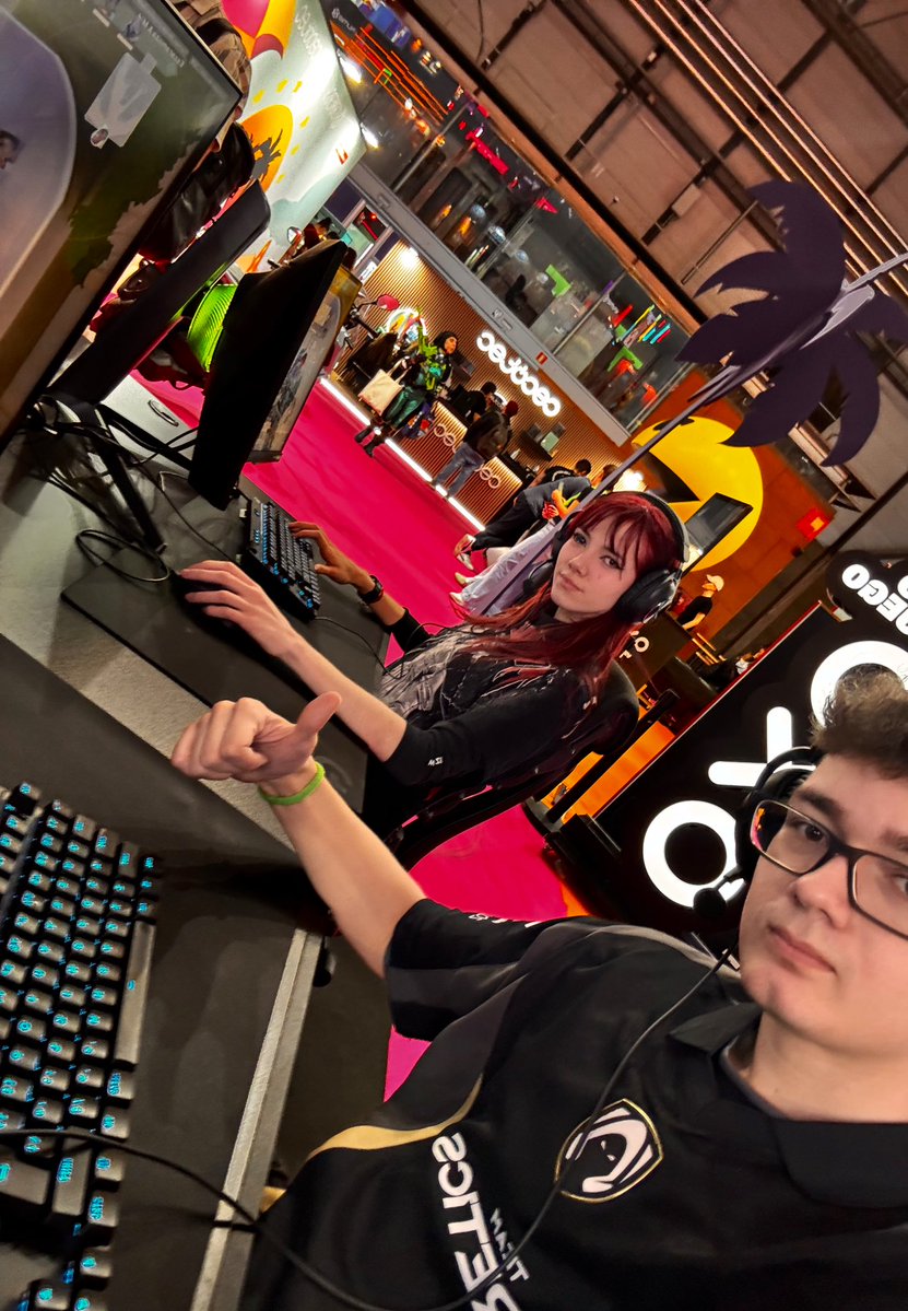 Javier04058566's tweet image. Bueno pues hasta aquí nuestra experiencia de gamergy 2025 la verdad siempre es un agrado volver a estos eventos y ver gente la cual no puedes ver día a día , y tmb agradecer a @httpsxdlol por acompañarme estos dos días y que este no sea nuestro último evento , 2026 viene fuerte