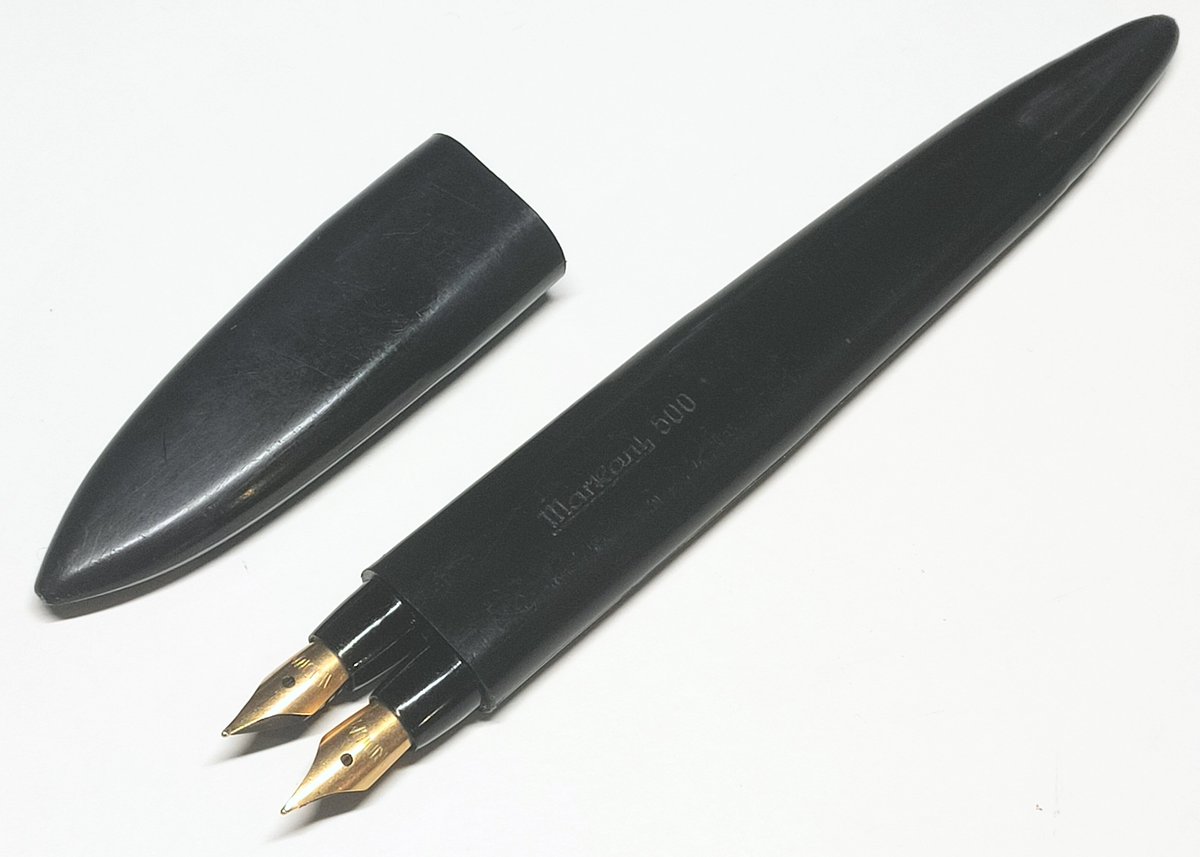 この万年筆は、ドイツ民主共和国 の気象庁で使用されていました。
天気図に青インクと赤インクを使って気象情報を書き込むためのものでした。