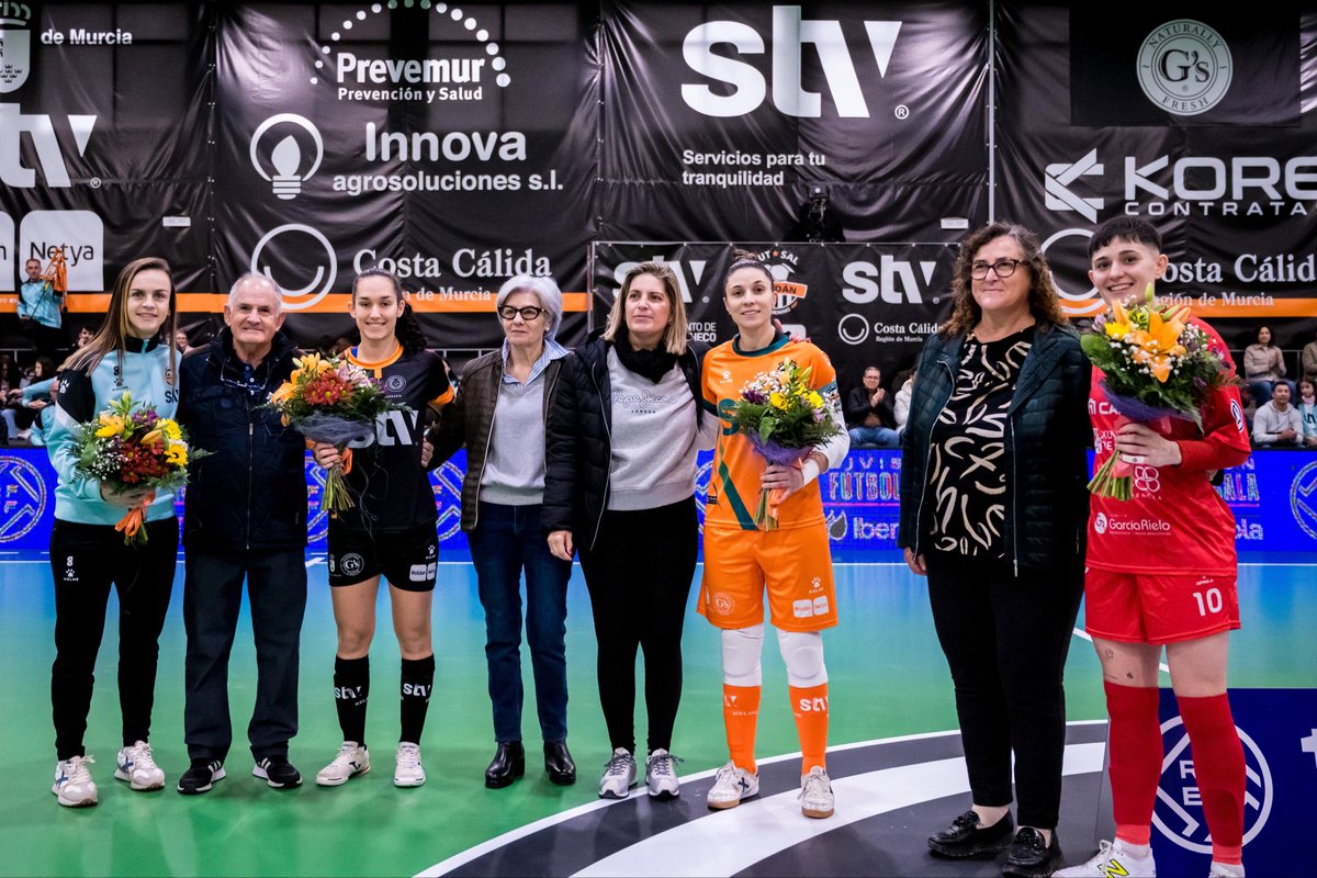 RoldanFSF's tweet photo. En la previa del partido se ha homenajeado a las 4 jugadoras internacionales que han disputado el Mundial en Filipinas.

Nuestras jugadoras Cristina, Mayte Mateo y Cecilia. Y a Antia jugadora de @Castrofutsalfem.

Enhorabuena chicas👏👏

#STVRoldan https://t.co/iauV93vuK3