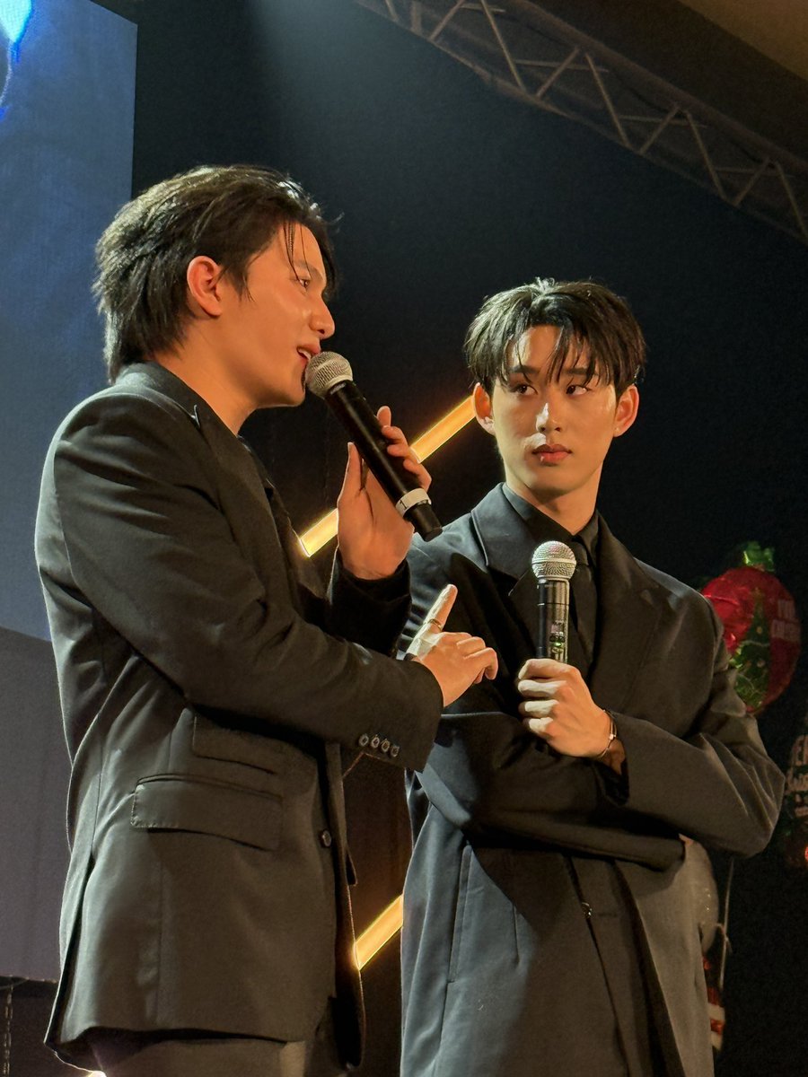 William and Est feeling the love of their fans in Italy 🇮🇹 fans and artists sharing the same dream and happiness ❤️‍🔥 #WilliamEst1stFMinRome

#JIBDreamFanmeet6 #WilliamEst
#GMMTV #jusinbello