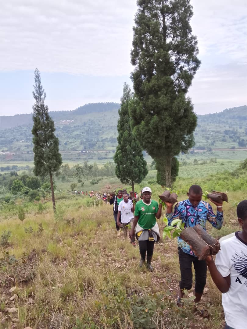 CnddFddButanyer's tweet photo. #Kirundo 13/12/2025:abari mu #muhari_imbonerakure mu mazone y'iyahoze ari #Komine Bugabira bazindukiy kwerekan inguvu Baca baja gutera ibiti 46.000 muri zon #kigina muri zone tampo ku mutumba #karisha. #Umunyamabanga @CnddFdd_Kirundo #Tito yabasavye kubumbatira #amahoro_Umutekano https://t.co/KUbjPEjsBn