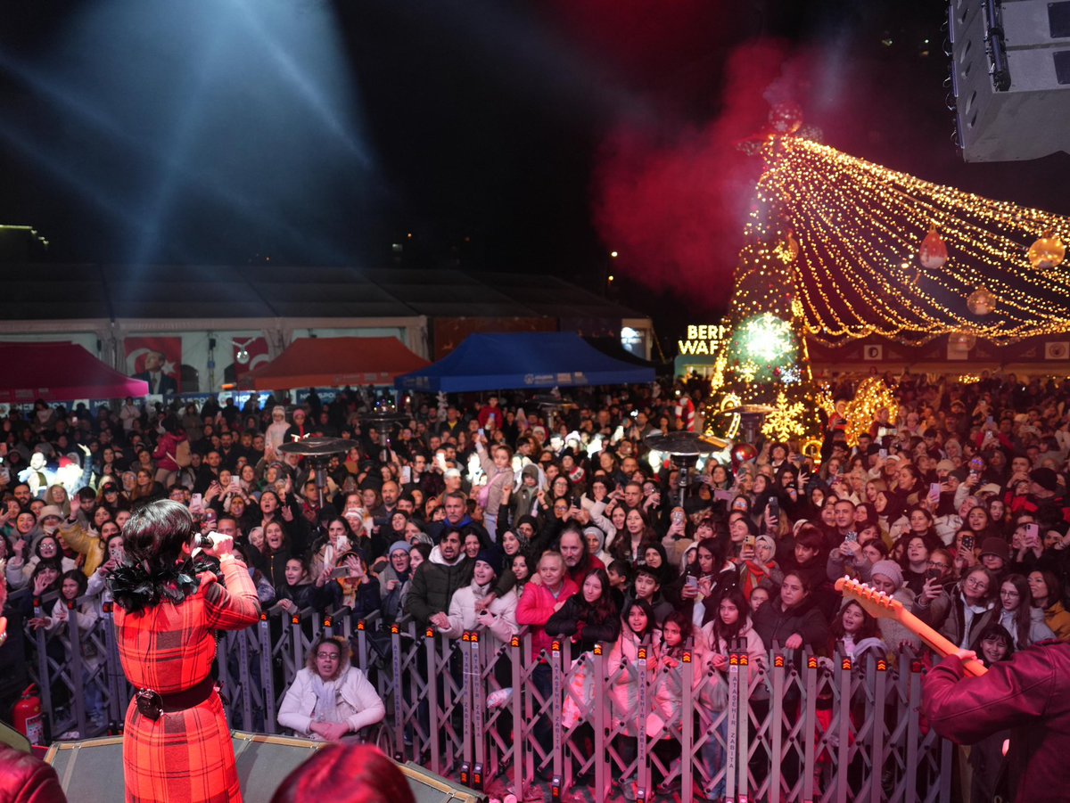 onursaladiguzel's tweet photo. Yeni Yıl Fest coşkusunu, Ataşehir Festival Park’ta Aydilge’nin enerjisi ve şarkılarıyla birlikte yaşadık.

Bu güzel akşam için Aydilge’ye ve Festival Park’ı dolduran tüm komşularımıza teşekkür ediyorum. 🎉 https://t.co/RQYVcwhR1r