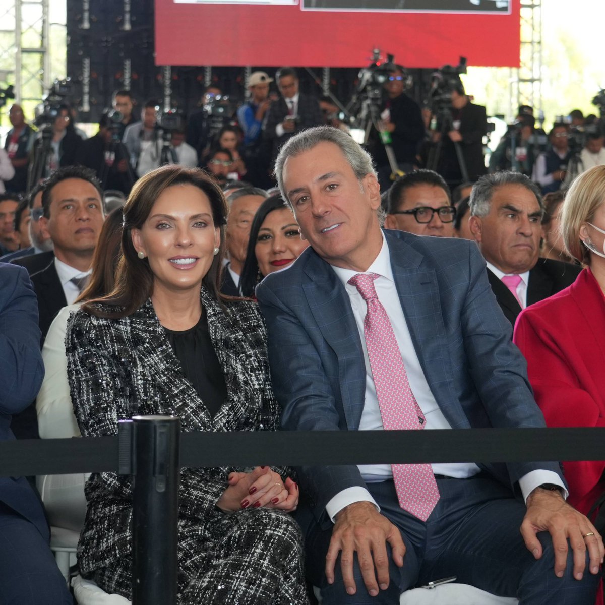 Mi reconocimiento al Gobernador <a href="/armentapuebla_/">Alejandro Armenta</a>, por este primer año de actividades. Su compromiso se ve reflejado en las acciones que ha emprendido día con día, sin dejar a nadie atrás. 

Los proyectos para que las y los poblanos tengan más y mejores oportunidades permiten la