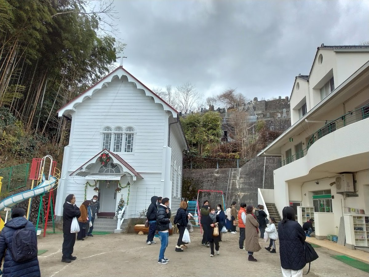 昨日の八日町でのパチクリ・マーケットは盛況のうちに終了。途中気仙沼カトリック幼稚園へ卒園後65年ぶりに訪れる。左側が教会で、右が幼稚園。教会の中へ入ってみたかったが人が多くて。
午後2時にマーケットは終了。とにかく寒かった。お隣の新潟屋さんと”はまらいん”さんは石油ストーブ持参。流石！