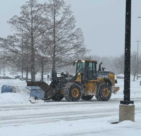 UofIFS's tweet image. Thanks to all of the F&amp;amp;S team members out in the elements right now working to clear campus roads, parking lots, sidewalks, and pathways!  Remember, when you see them working, please give them plenty of room to maneuver their vehicles.
fs.illinois.edu/snow-ice-remov…