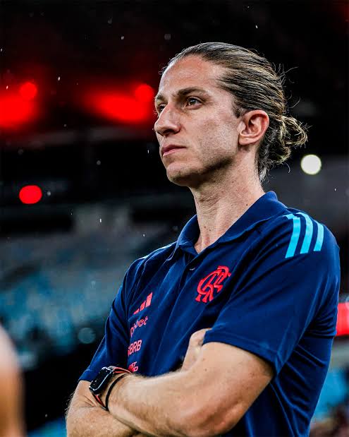 Hay que seguir hablando del pedazo de chad de Filipe Luis que no para de ganar títulos. 🏆

Llegó al Flamengo en el 2019 como jugador, obtuvo 10 títulos en los que ganó dos Copas Libertadores y dos Brasilerão, retirándose en el 2023. ⚽

Asumió como entrenador en el 2024 y, en
