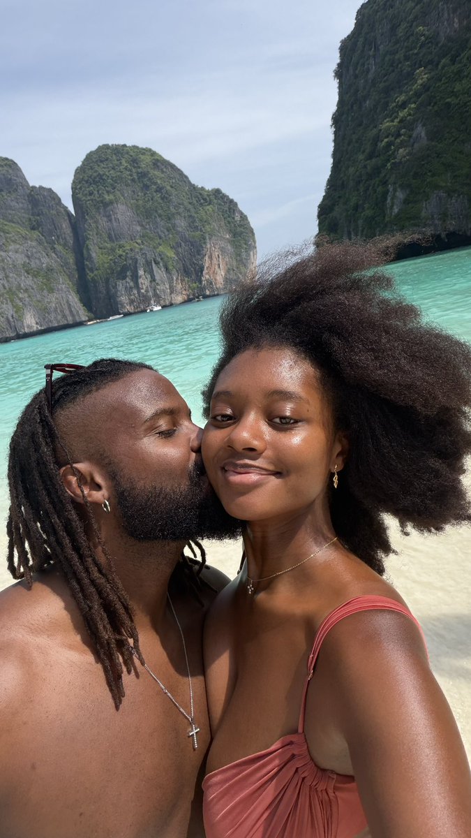 BriceNguessan's tweet image. Le plus important c’est de trouver une personne qui vas tout traverser avec toi et ne pas te laisser tomber . 🙏🏾🖤✨@melynadbr