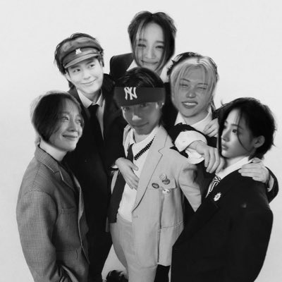 lomonbrina's tweet image. o final de 2024 foi um dos momentos mais difíceis da minha vida. há um ano atrás eu estava tentando lidar com o luto enquanto colocava um ponto final em uma história muito importante pra mim, parecia que aquele ano não reservava mais nada de bom para mim, mas ai elas apareceram💗