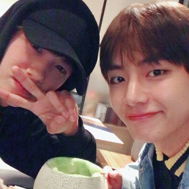 lomonbrina's tweet image. @yoongitheoluv:
sasa minha mãe! é incrível que vc realmente pareça uma mãe pra mim, seja nas broncas como na identificação (não que seja saudável mas é bom saber que existe alguém tão dodói da cabeça como eu) espero ouvir sua risada incrível até o último dia da minha existência💚