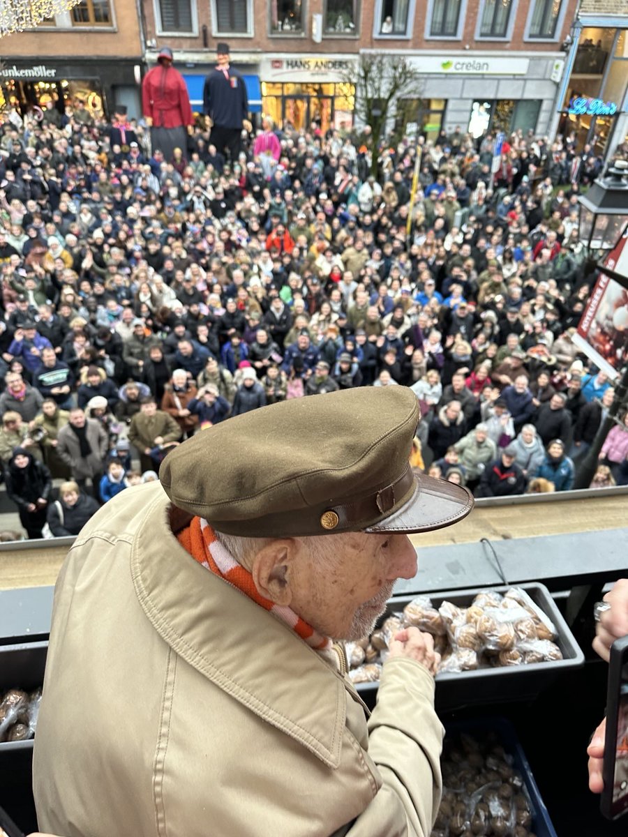 DBoBruessel's tweet photo. The #BattleOfTheBulge raged in the Ardennes in Dec. 1944. Today in Bastogne, together with 🇧🇪 & 🇺🇸 friends, we commemorated & honored the countless victims & all 🇺🇸 soldiers who fought for the liberation of Europe. A powerful reminder of courage & sacrifice.
#NeverForget #NutsDay https://t.co/DLA9W3KF2v