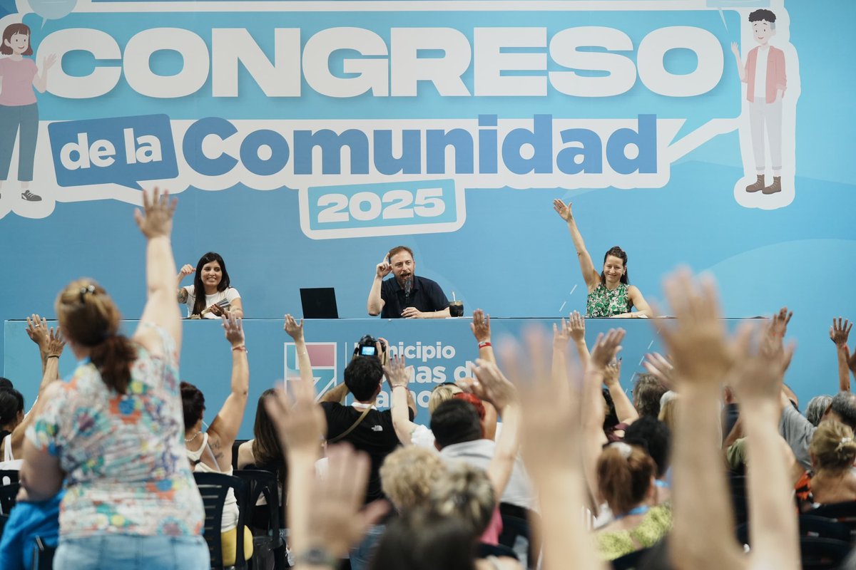 fotermin's tweet photo. 🙌🏻 Gracias a los más de 5 mil vecinos de Lomas que se sumaron al Congreso de la Comunidad: Gracias congresales de la Comunidad por ser los protagonistas de esta historia!

Compartimos una jornada extraordinaria en el Parque, junto a Daniela, Sol, instituciones y muchísimos vecinos, para empezar a construir juntos la Agenda de trabajo 2026 🏥🏫👧🏻👵🏼🌳🏭♻️

El Congreso es, por segundo año, un espacio sagrado, porque lo planteamos como un acto de resistencia contra el individualismo. Aunque esté todo difícil, vinimos acá porque queremos que haya un futuro mejor.

Vivimos en una época que nos empuja a encerrarnos. A mirar la pantalla de nuestro teléfono y olvidar al que tenemos al lado. Sin embargo, muchísimos lomenses este sábado hicieron lo contrario y derrotaron al algoritmo. 

Yo quiero pedirles que nos miremos a los ojos en Comunidad, como en la Antigua Grecia en la que muchos vieron que la plenitud humana sólo era posible de alcanzar en la Polis, en el espacio público, en el Ágora. Hoy, en Lomas, recreamos esa Ágora. Este Congreso de la Comunidad es nuestra plaza pública. Juntos reivindicamos la política en su sentido más noble y antiguo: como la herramienta para transformar la realidad a través de la palabra y el acuerdo. En Paz. Sin violencia.

Vamos a emplear la tecnología pero con una mirada humana, para amplificar la escucha, para que lo que las ideas que surjan acá se transformen en datos vivos para la toma de decisiones.

Estamos construyendo un modelo híbrido: la calidez y la empatía de la militancia barrial, potenciada por la eficiencia y la velocidad de la inteligencia artificial. Eso es modernizar el Estado. En definitiva, queridos vecinos, estamos uniendo las puntas de la historia. Sigamos construyendo, con la memoria en nuestras raíces y la mirada en el futuro, una tierra solidaria, la tierra de las Lomas de Zamora ❤️

Pd: Agendense todos, el sábado 12 de septiembre hacemos el Congreso de la Comunidad 2026.