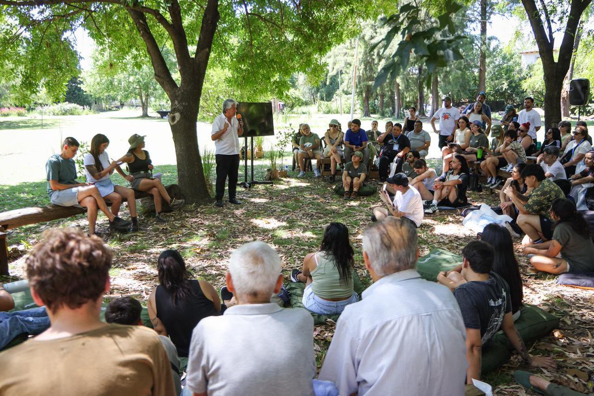 fotermin's tweet photo. 🙌🏻 Gracias a los más de 5 mil vecinos de Lomas que se sumaron al Congreso de la Comunidad: Gracias congresales de la Comunidad por ser los protagonistas de esta historia!

Compartimos una jornada extraordinaria en el Parque, junto a Daniela, Sol, instituciones y muchísimos vecinos, para empezar a construir juntos la Agenda de trabajo 2026 🏥🏫👧🏻👵🏼🌳🏭♻️

El Congreso es, por segundo año, un espacio sagrado, porque lo planteamos como un acto de resistencia contra el individualismo. Aunque esté todo difícil, vinimos acá porque queremos que haya un futuro mejor.

Vivimos en una época que nos empuja a encerrarnos. A mirar la pantalla de nuestro teléfono y olvidar al que tenemos al lado. Sin embargo, muchísimos lomenses este sábado hicieron lo contrario y derrotaron al algoritmo. 

Yo quiero pedirles que nos miremos a los ojos en Comunidad, como en la Antigua Grecia en la que muchos vieron que la plenitud humana sólo era posible de alcanzar en la Polis, en el espacio público, en el Ágora. Hoy, en Lomas, recreamos esa Ágora. Este Congreso de la Comunidad es nuestra plaza pública. Juntos reivindicamos la política en su sentido más noble y antiguo: como la herramienta para transformar la realidad a través de la palabra y el acuerdo. En Paz. Sin violencia.

Vamos a emplear la tecnología pero con una mirada humana, para amplificar la escucha, para que lo que las ideas que surjan acá se transformen en datos vivos para la toma de decisiones.

Estamos construyendo un modelo híbrido: la calidez y la empatía de la militancia barrial, potenciada por la eficiencia y la velocidad de la inteligencia artificial. Eso es modernizar el Estado. En definitiva, queridos vecinos, estamos uniendo las puntas de la historia. Sigamos construyendo, con la memoria en nuestras raíces y la mirada en el futuro, una tierra solidaria, la tierra de las Lomas de Zamora ❤️

Pd: Agendense todos, el sábado 12 de septiembre hacemos el Congreso de la Comunidad 2026.