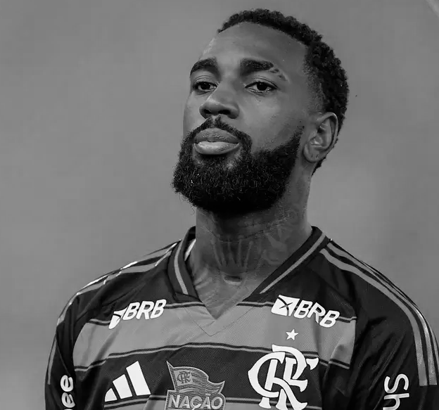 fla_infos's tweet photo. Nos criticaram por zoar o Gerson, mas eu não tô nem aí, sempre que eu tiver a oportunidade, vou zoar o Gerson pelo que ele fez.

Não é pra esquecer, é pra lembrar.

O cara ia viver história no Flamengo, capitão, líder, sendo tratado como ídolo. Antes de qualquer especulação sobre a saída dele, era isso que ele era aqui.

Aí troca tudo por dinheiro (sendo multi-milionário) pra jogar na Rússia. Do nada.

Não fez questão nem de uma despedida à altura, saiu pela porta dos fundos.

Isso não pode ser normalizado, nem esquecido.