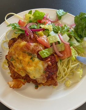 Elizabeth99003's tweet photo. Delicious chicken parmesan with fresh salad and spaghetti! 🍝🥗✨ https://t.co/0P3ykYiQXz