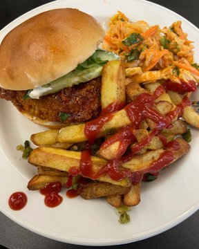 Elizabeth99003's tweet photo. Delicious chicken parmesan with fresh salad and spaghetti! 🍝🥗✨ https://t.co/0P3ykYiQXz