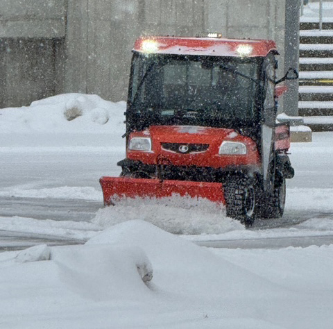 UofIFS's tweet image. Thanks to all of the F&amp;amp;S team members out in the elements right now working to clear campus roads, parking lots, sidewalks, and pathways!  Remember, when you see them working, please give them plenty of room to maneuver their vehicles.
fs.illinois.edu/snow-ice-remov…