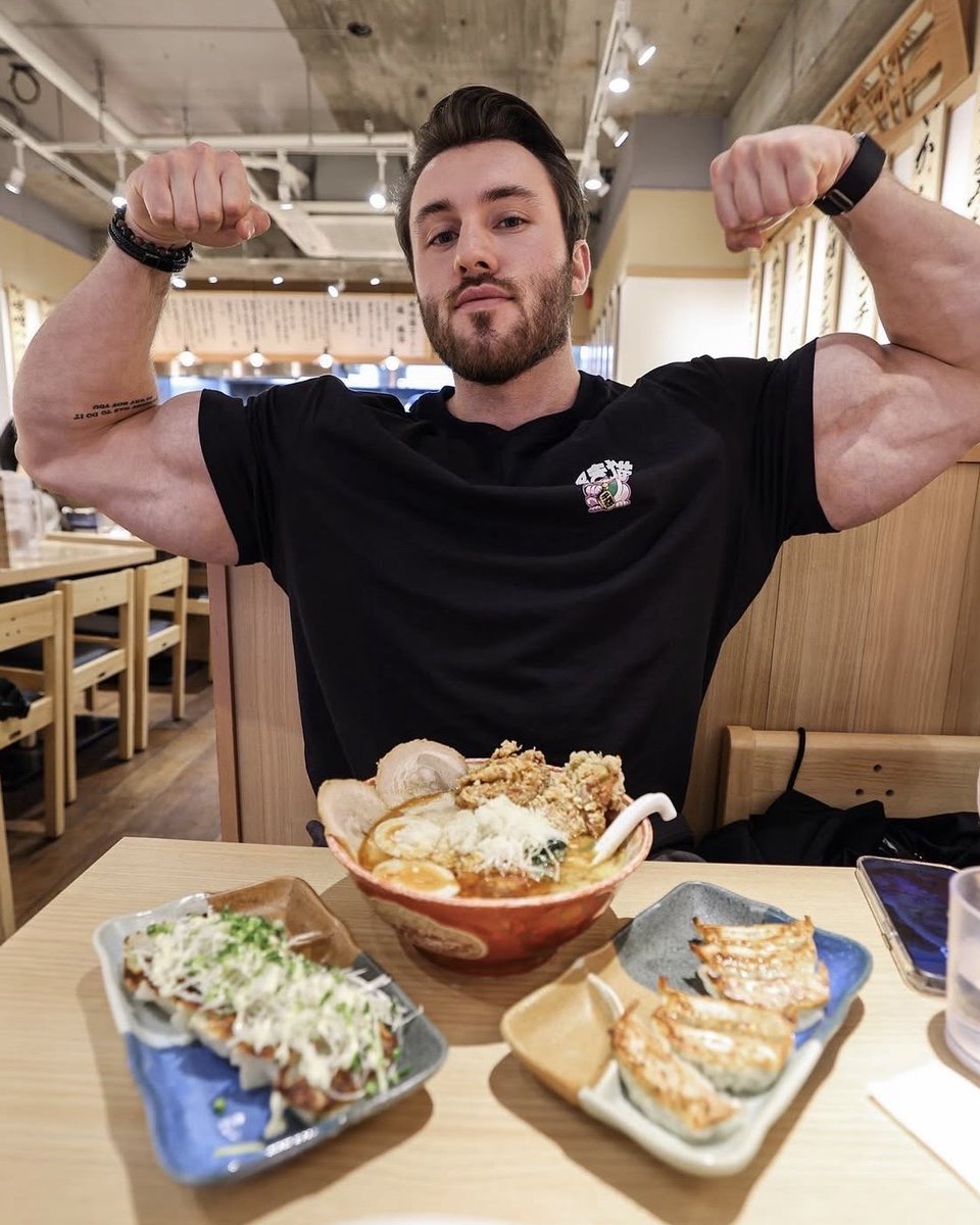 Brandonhardbody's tweet image. about to feed these biceps 😂