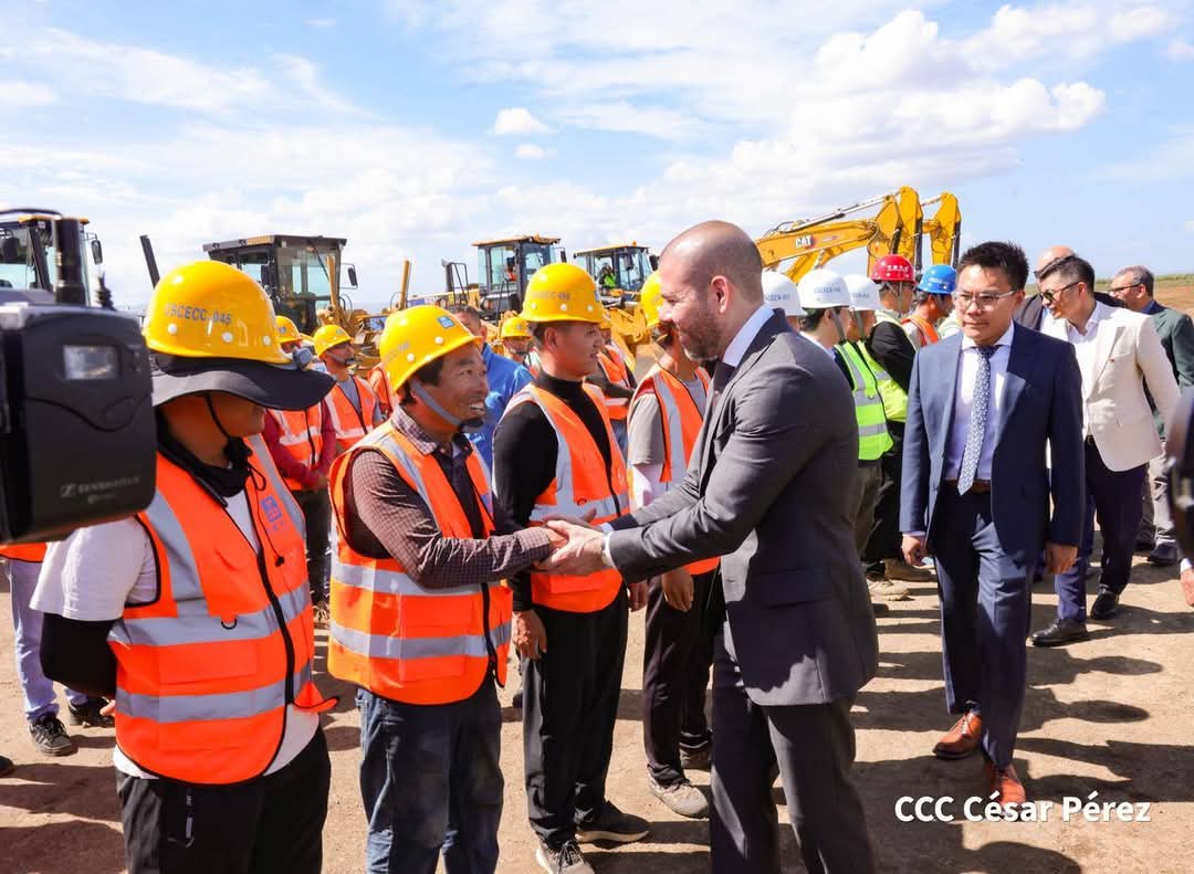 KeniateleSur's tweet photo. #noticias 
#Nicaragua y #China inician ampliación de la pista del Aeropuerto Internacional Augusto C. Sandino categoría 4E, será una pista de más de 3 mil metros, facilitara el incremento del flujo de aviones, turistas, comercio de todas partes del mundo.
@teleSURtv https://t.co/CL5ey16iF5
