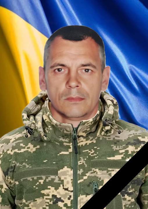 pogrebeckij's tweet photo. Чорна звістка з фронту важким болем знову огорнула Теофіпольську громаду: ми втратили ще одного земляка. Загинув наш Захисник — Микола  Макарчук, житель села Медисівка.
Коли прийшла війна — наш Герой зробив свій вибір: став на захист рідної землі. Пішов туди, де було найважче, де щодня вирішується доля країни й де ціна кожного рішення — людське життя.
Його шлях — це шлях справжньої мужності й відповідальності. Це шлях людини, яка любила Україну не на словах, а вчинками. Його подвиг назавжди залишиться в пам’яті громади й у серцях тих, хто знав та шанував Захисника.
Загинув Микола 07 грудня 2025 року поблизу населеного пункту Приморське Запорізької області. Наш Герой до останнього подиху залишався вірним військовій присязі та своєму народові.
Невимовний біль втрати сьогодні відчувають рідні, близькі, друзі, односельці. Але разом із ними сумує й уся громада, бо кожен полеглий Захисник — це рана, яка ніколи не загоїться.
Ми схиляємо голови перед подвигом Миколи Макарчука. Його ім’я назавжди вписане в історію нашої громади та України. Також пам’ять про Героя  житиме в наших серцях, у наших молитвах, у нашій боротьбі за мирне майбутнє.