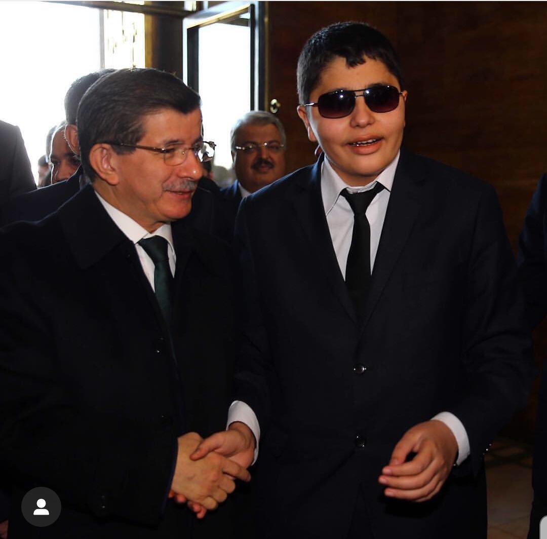 1000 görme engelli kaderdaşıma titanyum alaşımlı teleskopik baston hediye eden Sedat Peker’e teşekkür ediyorum. Türkiye’yi sosyal devlet ilkesiyle yönetseydiniz, engelli bireyler olarak kimseye muhtaç olmazdık. <a href="/sedat_peker/">Sedat Peker</a> <a href="/emreolurr/">Emre Olur</a> <a href="/ersanbarkinn/">Ersan Barkın</a> <a href="/RTErdogan/">Recep Tayyip Erdoğan</a> <a href="/BY/">Binali Yıldırım</a> <a href="/Ahmet_Davutoglu/">Ahmet Davutoğlu</a>