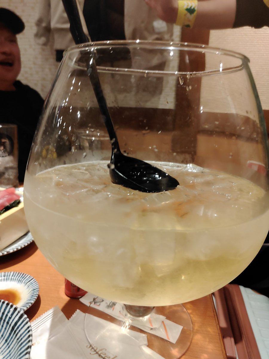 えーと、そうですね。
何より受かれちゃってるのは私であり、飲み過ぎの頭痛？で目覚める幸せな朝です♡
昨日の写真を見返すと、🍺のあと帰りにアイス🍦買って受かれて帰ったり（写真で知る、、、）ところどころ記憶がございません！（笑）以上です！
#jefunited