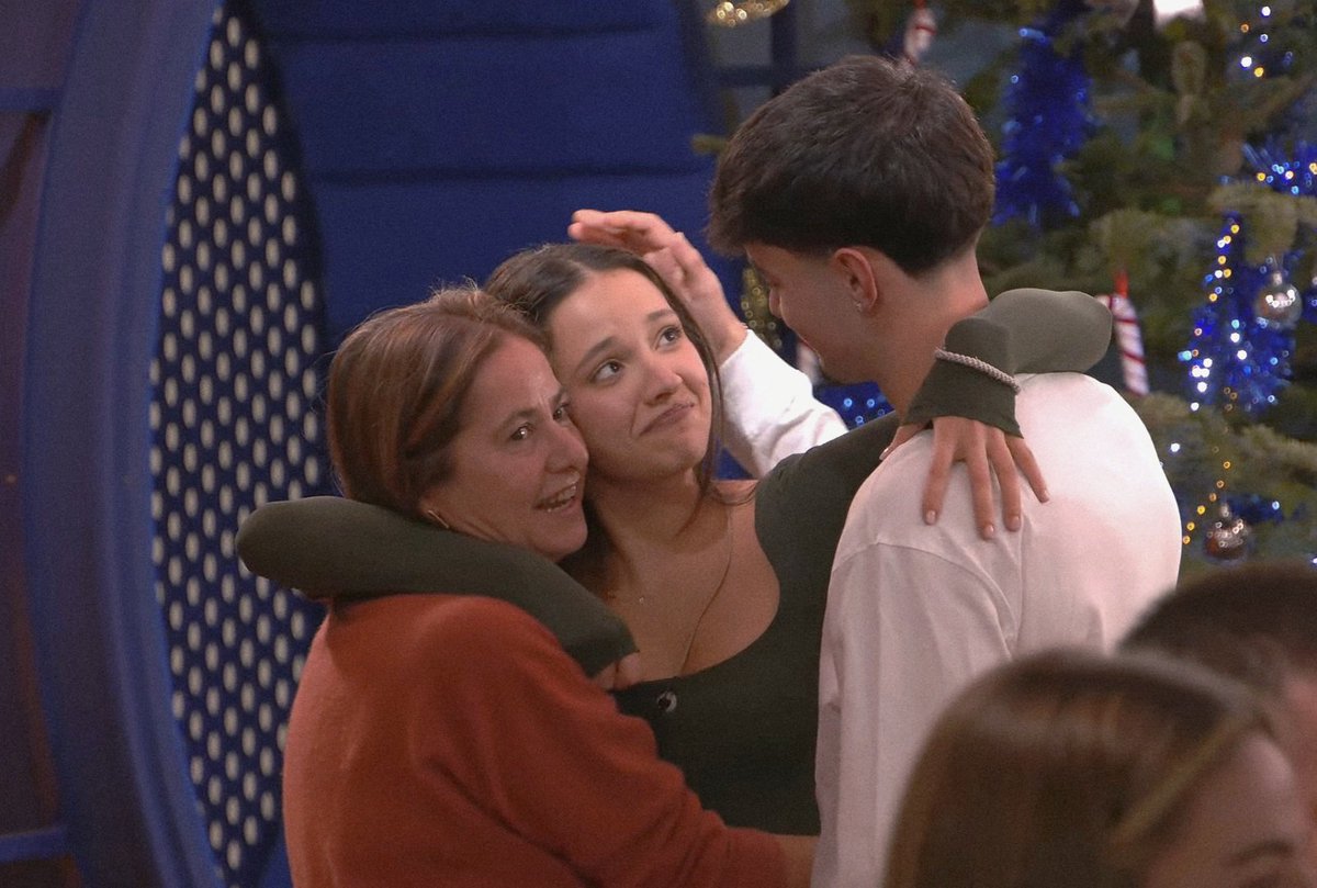Por dios lo más shippeable de la edición siendo Claudia y su novio, como os vais a mirar así, muero de amor😭😭😭😭😭
#OTDirecto13D