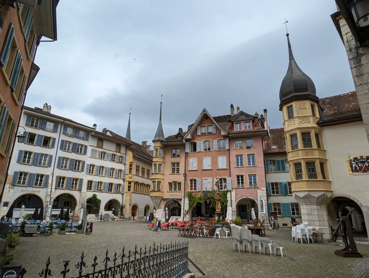 SvizzerAmo's tweet photo. 🇨🇭❤️🐶La Città Vecchia di Biel/Bienne: architettura medievale, torri e portici nel cuore della Svizzera bilingue. Un centro storico da vivere passo dopo passo.
📌 Biel/Bienne (BE)
📸 ©SvizzerAmo
#BielBienne #Svizzera #CantonBerna #SvizzerAmo #svizzyinviaggio #iostobeneinsvizzera https://t.co/2w8hxggQ5z