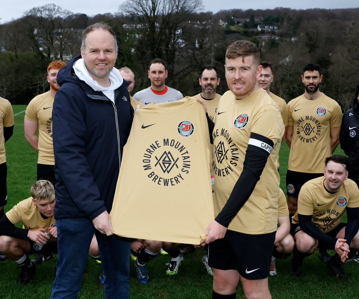 Captain Gairiad Clarke receives our new away jerseys from Connaire McGreevy of Mourne Mountains Brewery this afternoon before the game.

⚽️⚫️🍺⚫️⚽️

📸 Louis McNally

<a href="/ConnaireMcG/">Connaire McGreevy</a> <a href="/MourneBrewery/">Mourne Mountains Brewery</a> <a href="/ClarkeyBhoy89/">Gairiad Clarke 🍀</a>
