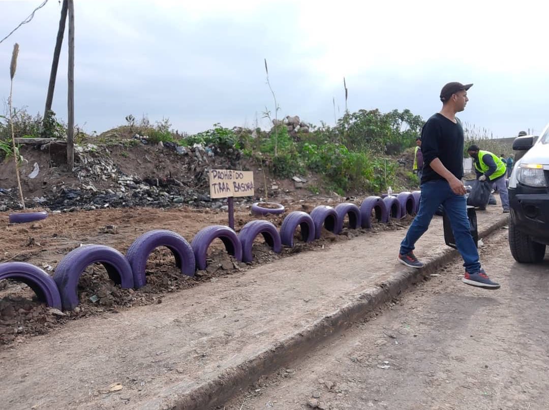 Soledad Martínez restaura una plaza en Vicente López: verde, orden, juegos, espacio público de verdad.
En Quilmes, Mayra Mendoza entierra cubiertas pintadas de lila y le dice “obra pública”.
