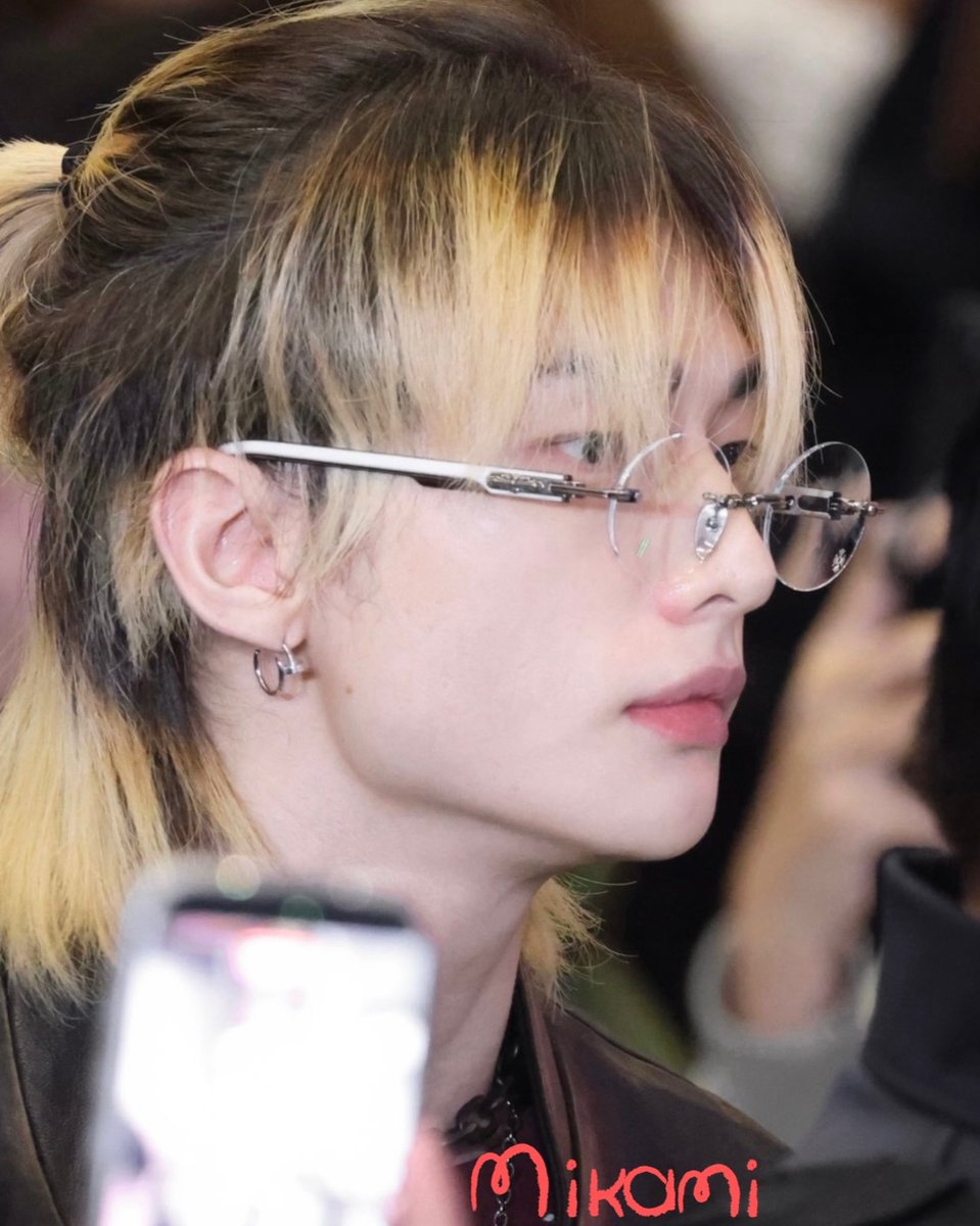 dramaqueenprep's tweet image. When I look at my reflection in the mirror I feel like I'm lost, stuck in the dark, wandering  in the deep fog, I’m star lost.